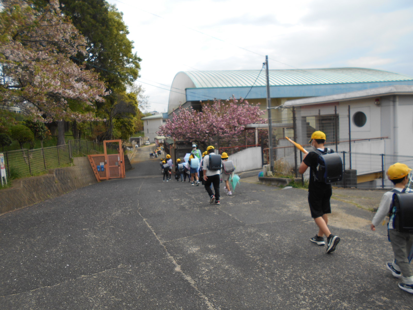 集団登校 河内長野市立楠小学校